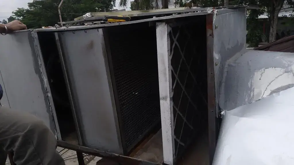 Mengganti hepa filter pada box hepa